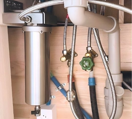 one+ Wasserfilter unter Spüle installiert