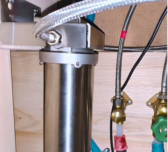 one+ Wasserfilter unter Spüle installiert