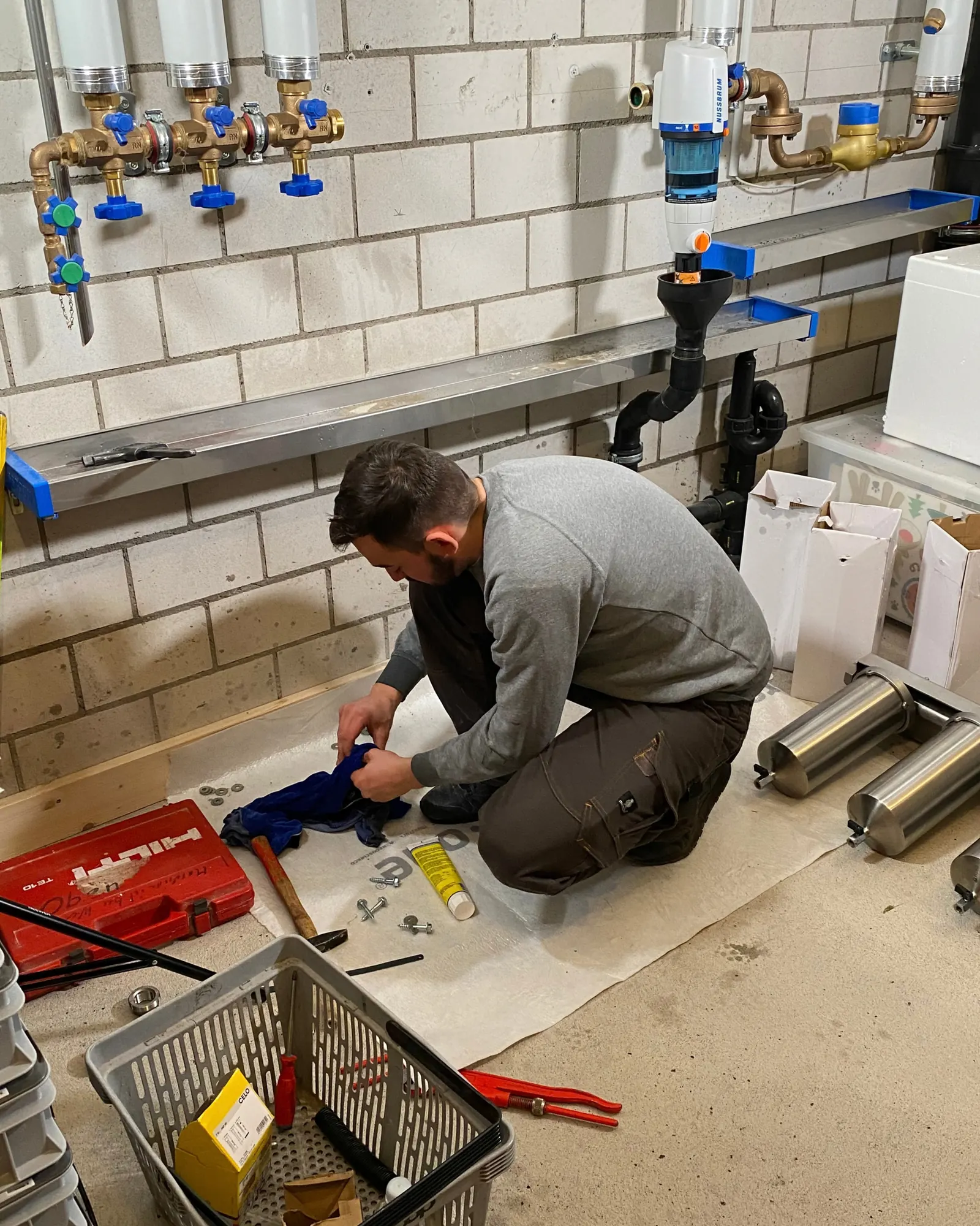 Sanitär bei der Montage einer Hausanlage im Technikraum
