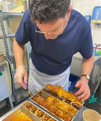 Reto Rüegger, Inhaber der Rollerei, beim Glasieren von Rolls