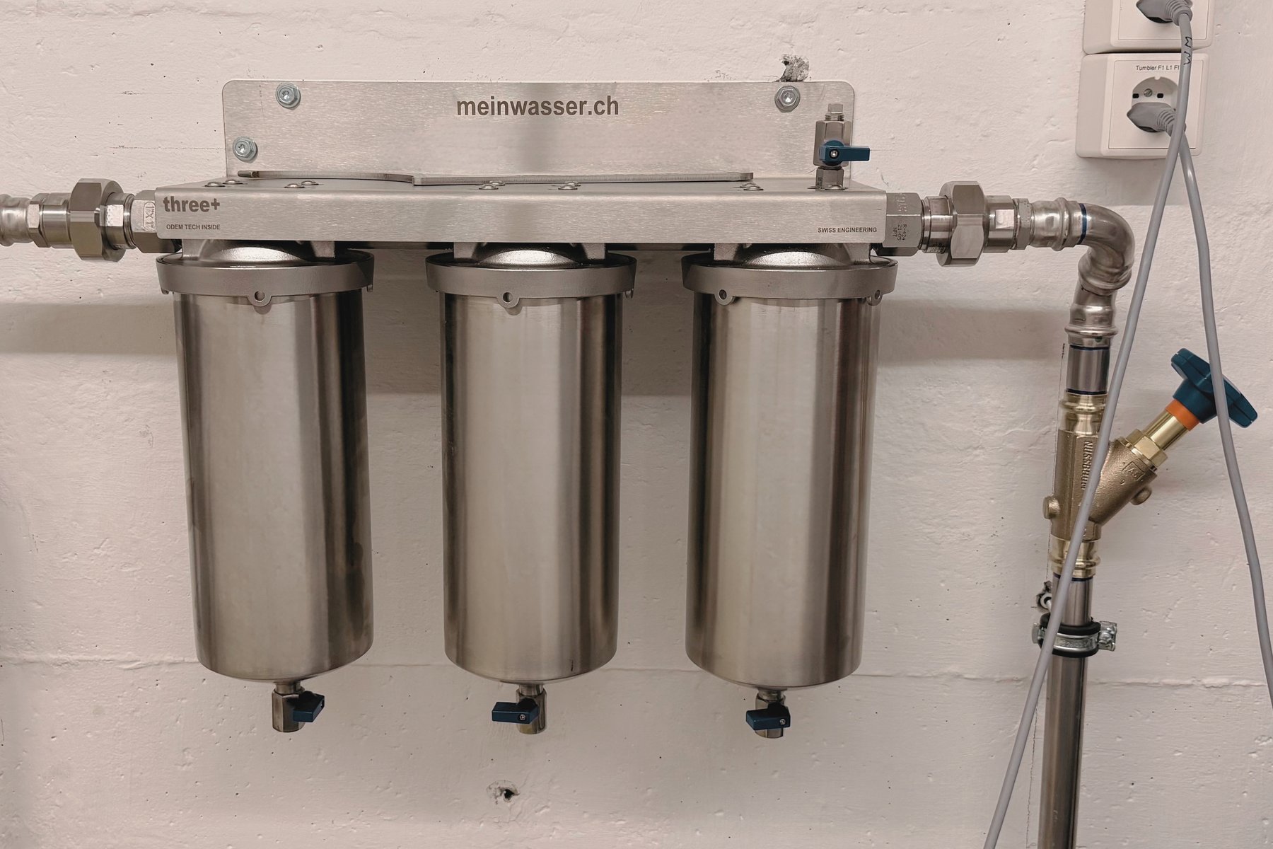 three+ Wasserfilter für das ganze Haus mit drei Edelstahlgehäusen, eingebaut im Technikraum